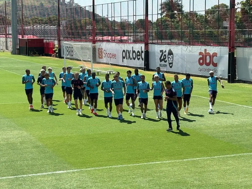 Filipe Luís corre com os jogadores antes de treino do Flamengo