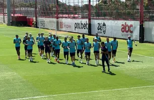 Filipe Luís corre com os jogadores antes de treino do Flamengo (Foto: Letícia Marques/ge)