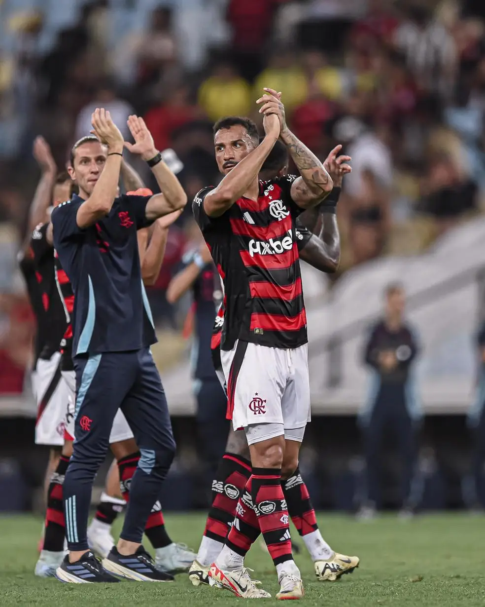 Filipe Luís e Danilo aplaudem torcida do Flamengo após vitória