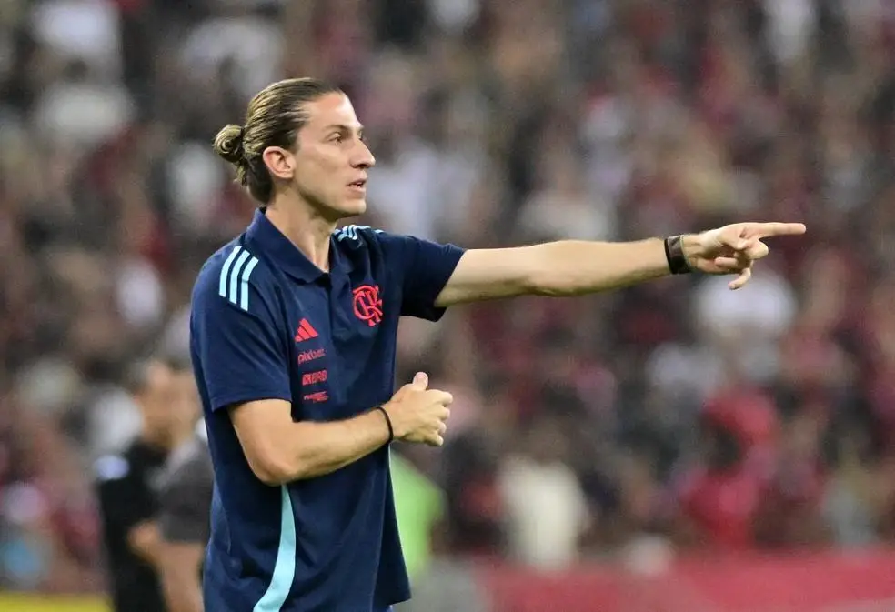 Filipe Luís passa instruções durante Flamengo x Vasco