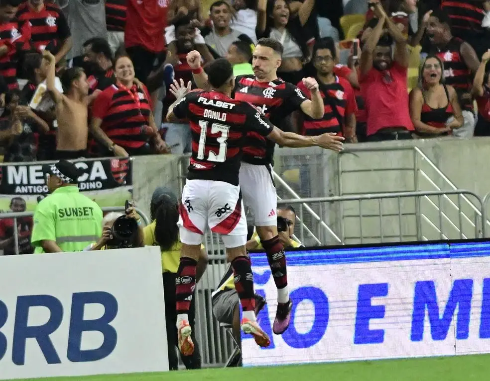 Flamengo x Botafogo - Danilo e Léo Ortiz