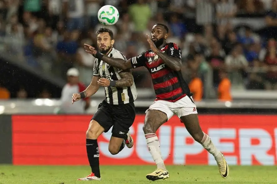 Gerson briga pela bola com Alex Telles no clássico entre Flamengo e Botafogo