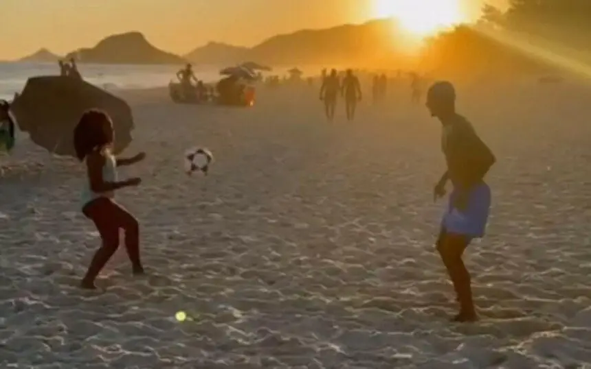 Gerson e sua filha Giovanna em praia no Rio de Janeiro