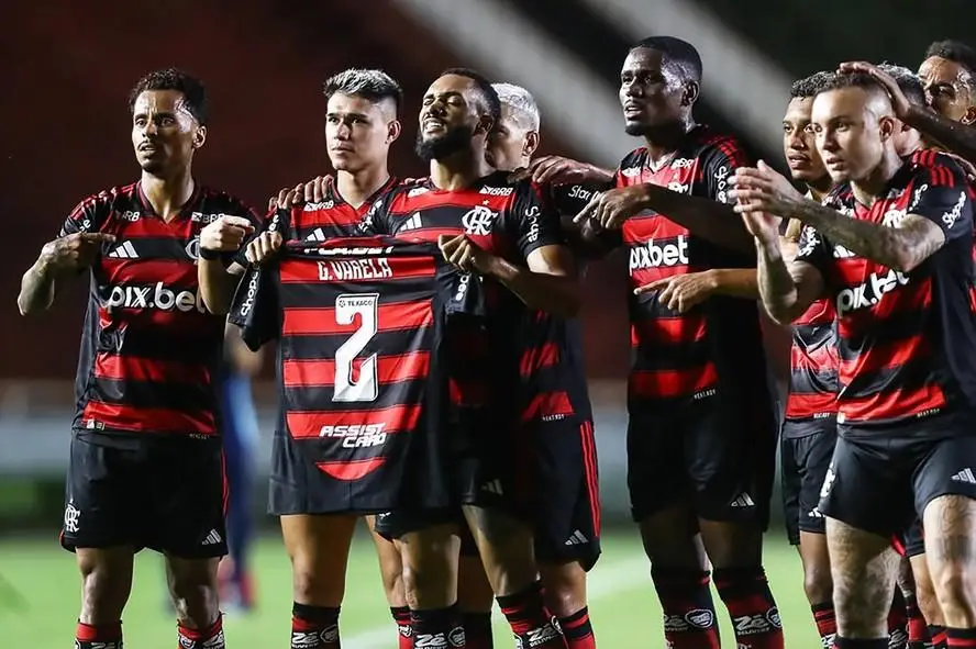 Jogadores do Flamengo homenageiam Varela após gol contra a Portuguesa