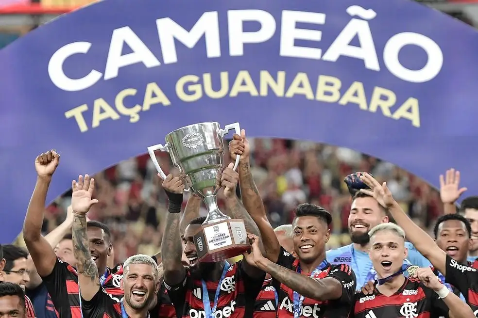 Jogadores do Flamengo levantam a Taça Guanabara de 2025