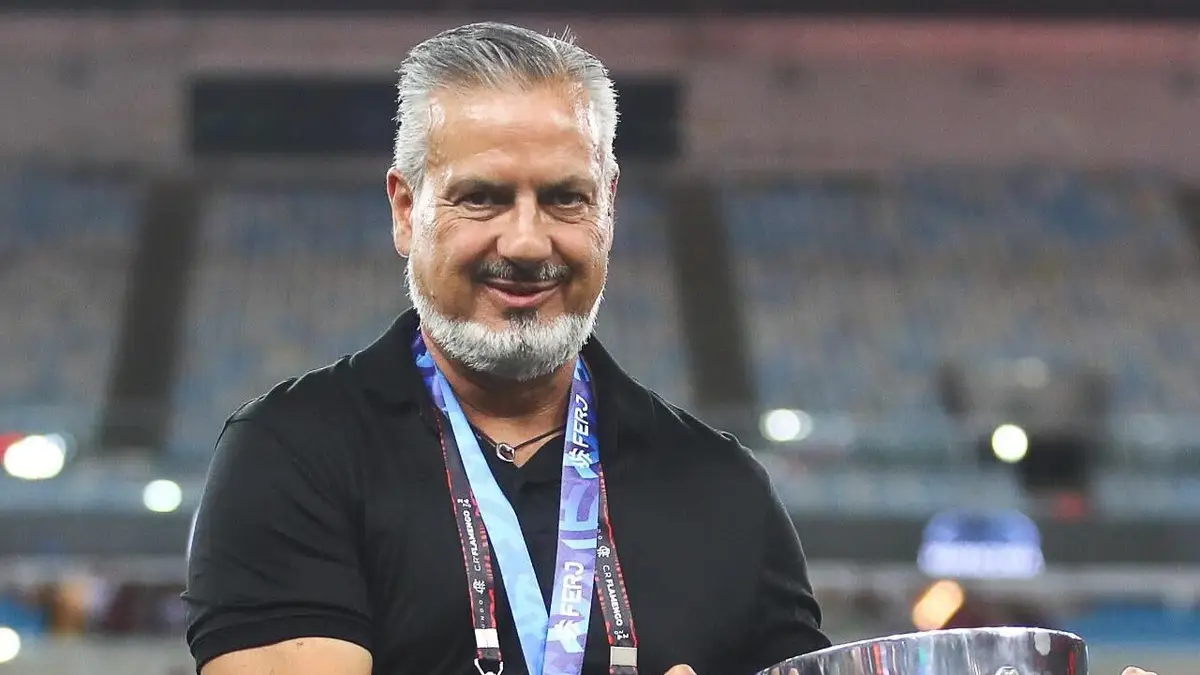 José Boto com taça do campeonato carioca