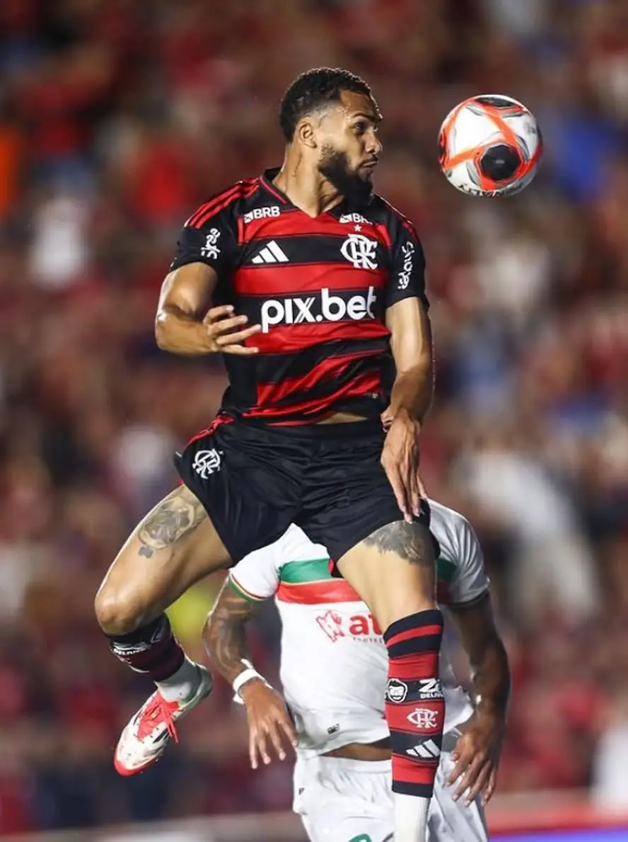 Juninho foi o autor do primeiro gol da vitória do Flamengo por 4 a 0 contra a Portuguesa