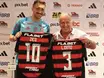 Zico surpreende jogador do Flamengo e troca camisas: uma honra memorável