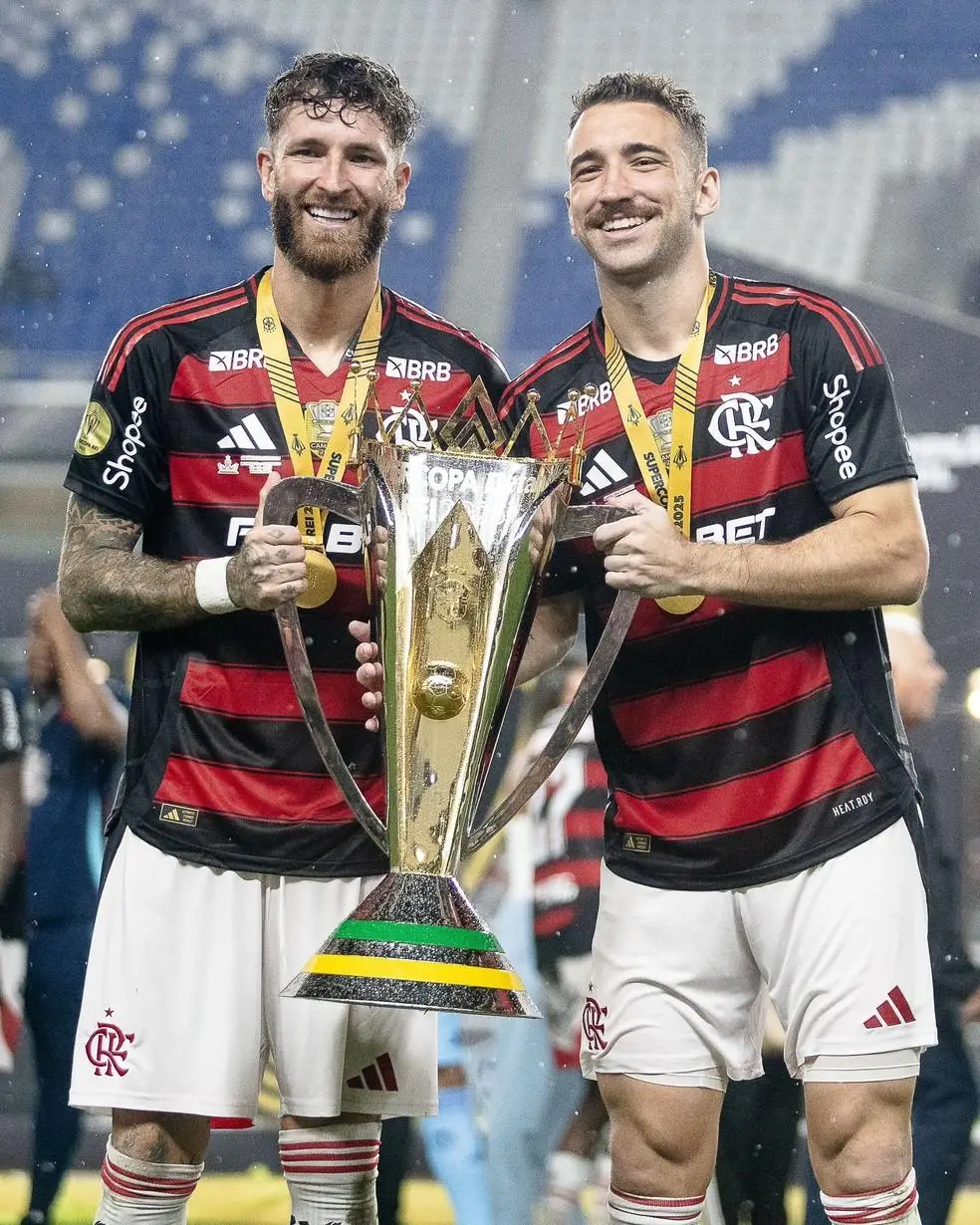 Léo Pereira e Léo Ortiz com a taça da Supercopa do Brasil pelo Flamengo