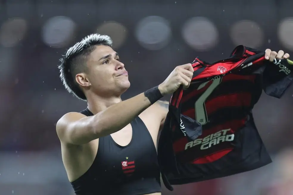 Luiz Araújo comemora o terceiro gol do Flamengo na final da Supercopa