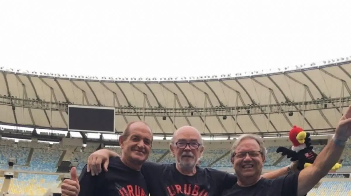 Luiz Octávio Vaz (esquerda), Romilson Meirelles e Victor Ellery com a mascote do Flamengo