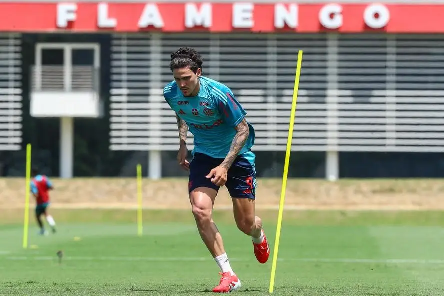 Pedro em campo no treino do Flamengo