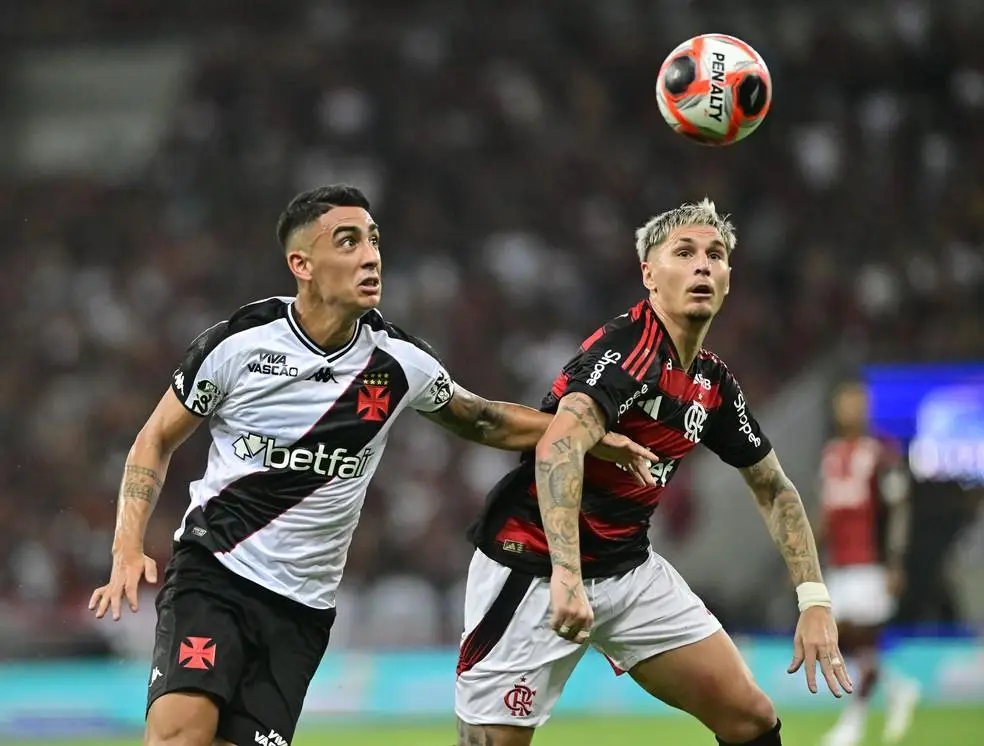 Pumita Rodríguez e Varela disputam bola em Flamengo x Vasco