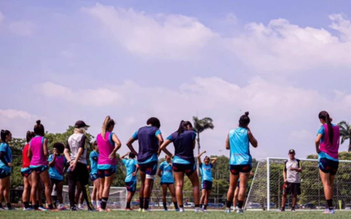 Time feminino do Flamengo em treino