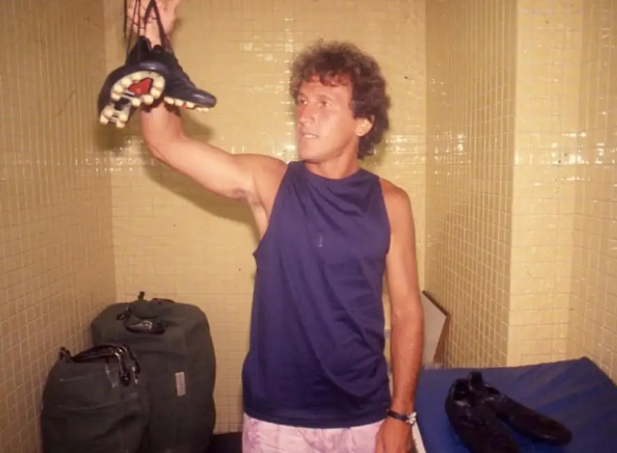 Zico 'pendurando as chuteiras' após jogo de despedida, em 6 de fevereiro de 1990