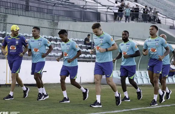 Alex Sandro (mais à esquerda) em ação durante treino da seleção brasileira (Foto: Rafael Ribeiro / CBF)