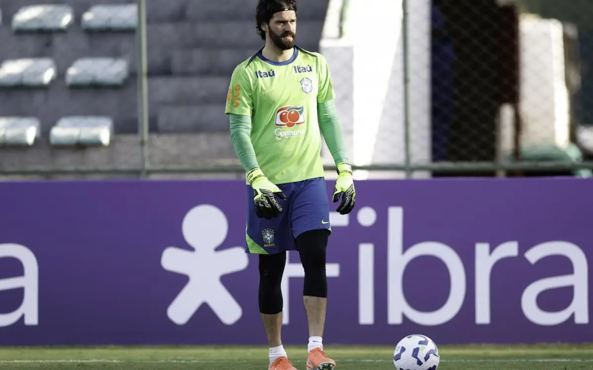 Alisson em treino da seleção brasileira