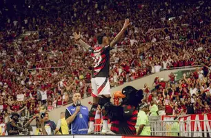 Bruno Henrique comemora 100º gol pelo Flamengo, diante do Vasco (Foto: Adriano Fontes/CRF)
