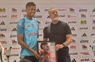 Bruno Henrique é homenageado pelos 100 gols pelo Flamengo (Foto: Thiago Lima)