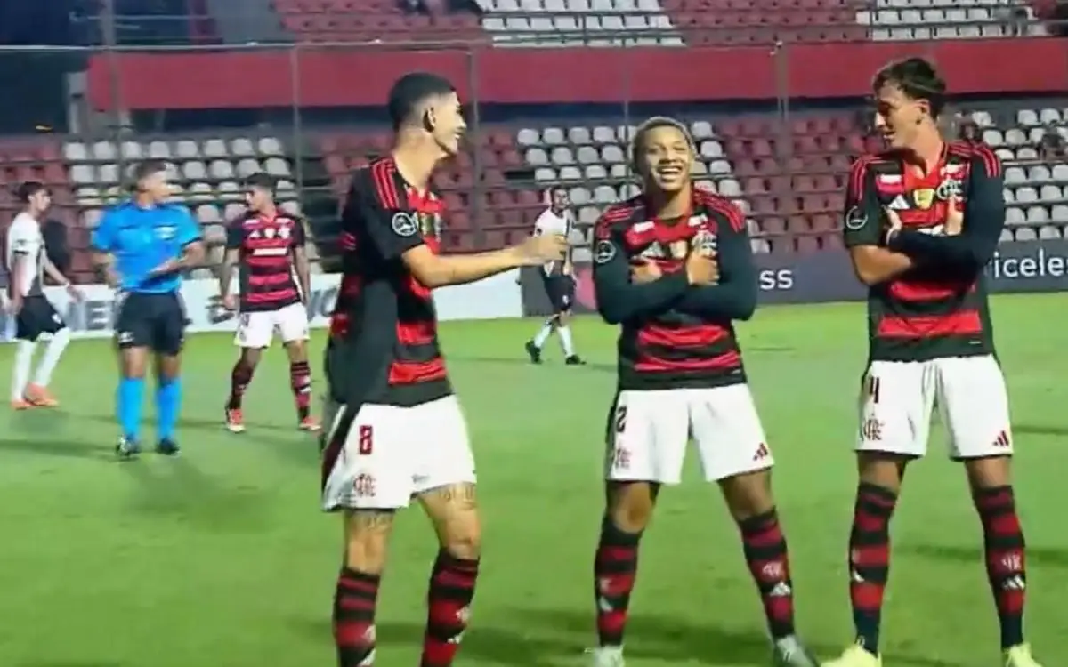 Daniel Sales, ao centro, fez o único gol da noite