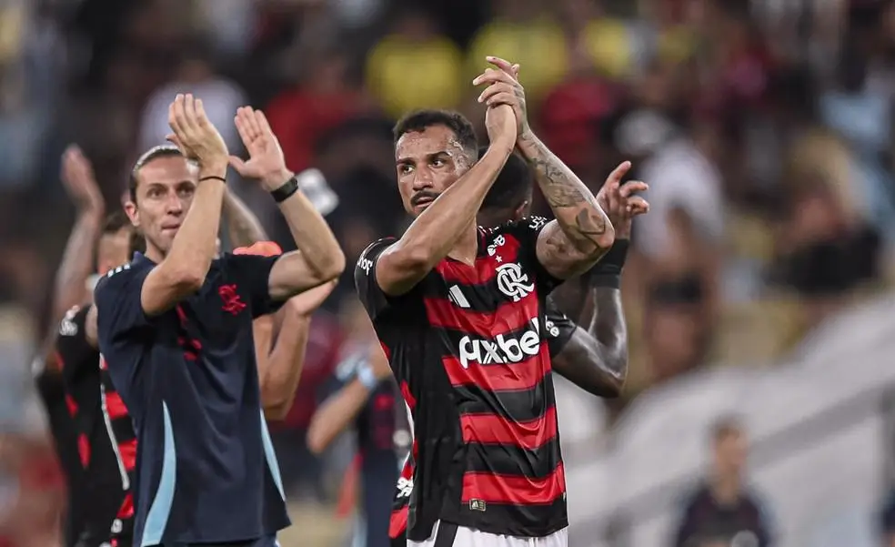 Danilo aplaude a torcida após a vitória do Flamengo