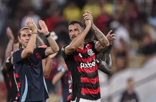 Danilo aplaude a torcida após a vitória do Flamengo (Foto: Gilvan de Souza & Paula Reis / CRF)