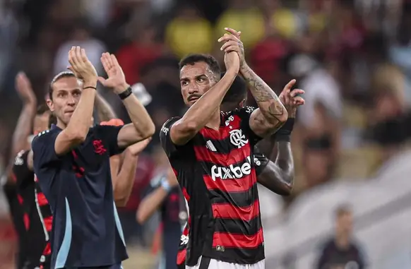 Danilo aplaude a torcida após a vitória do Flamengo (Foto: Gilvan de Souza & Paula Reis / CRF)