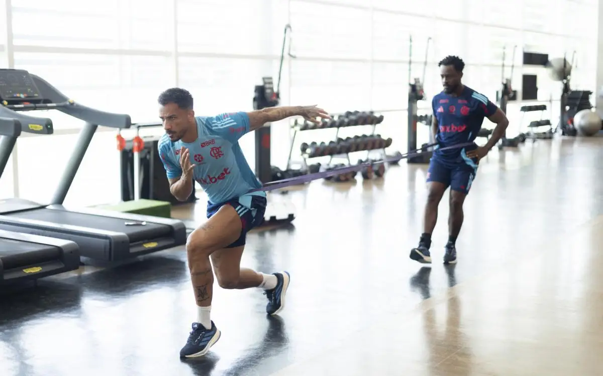 Danilo em ação na academia do CT Ninho do Urubu