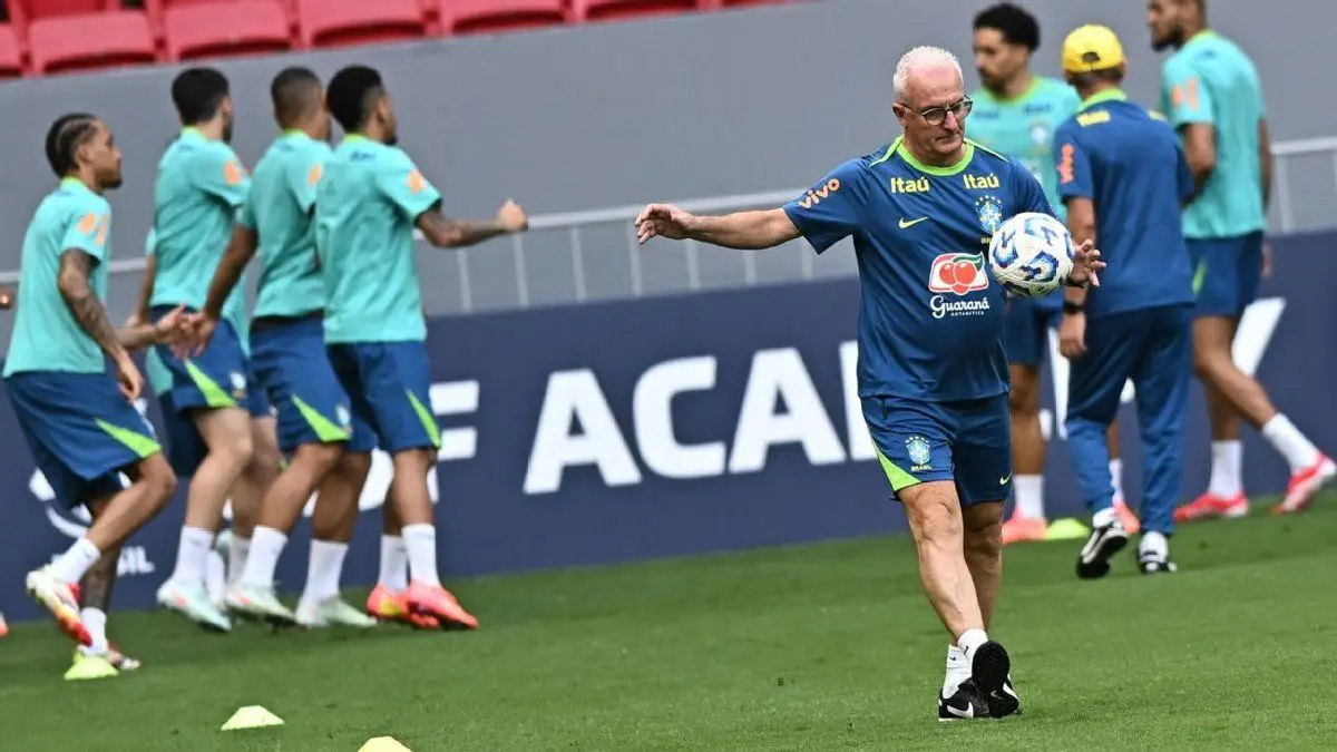 Dorival Júnior durante treino da seleção brasileira, em Brasília