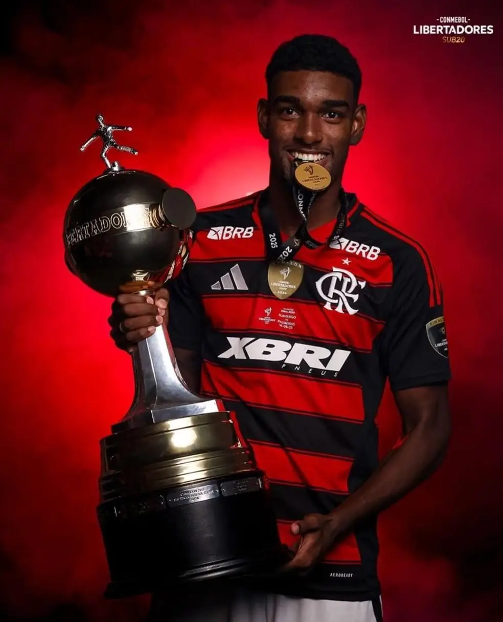 Felipe Lima com o troféu de campeão do Flamengo na Libertadores Sub-20