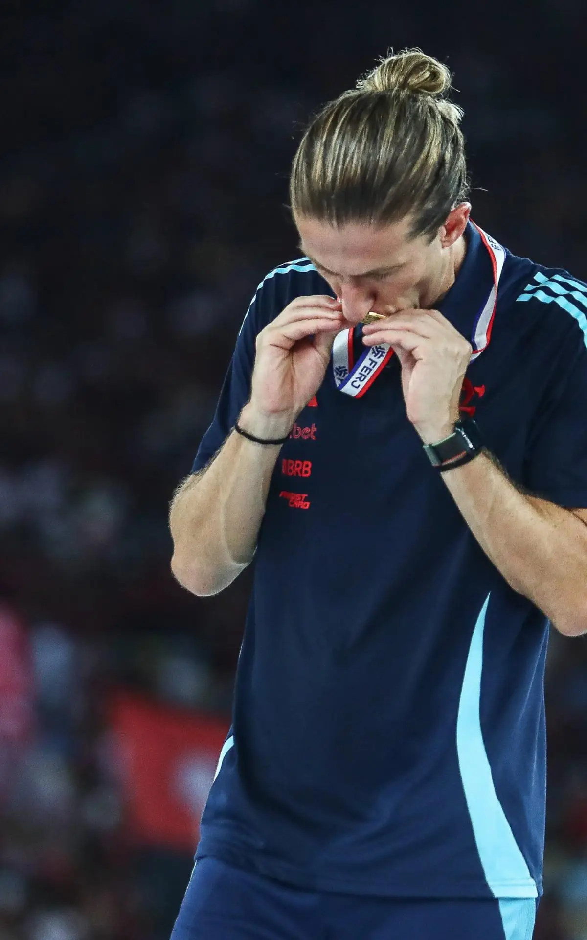 Filipe Luís, beija a medalha de campeão do Carioca