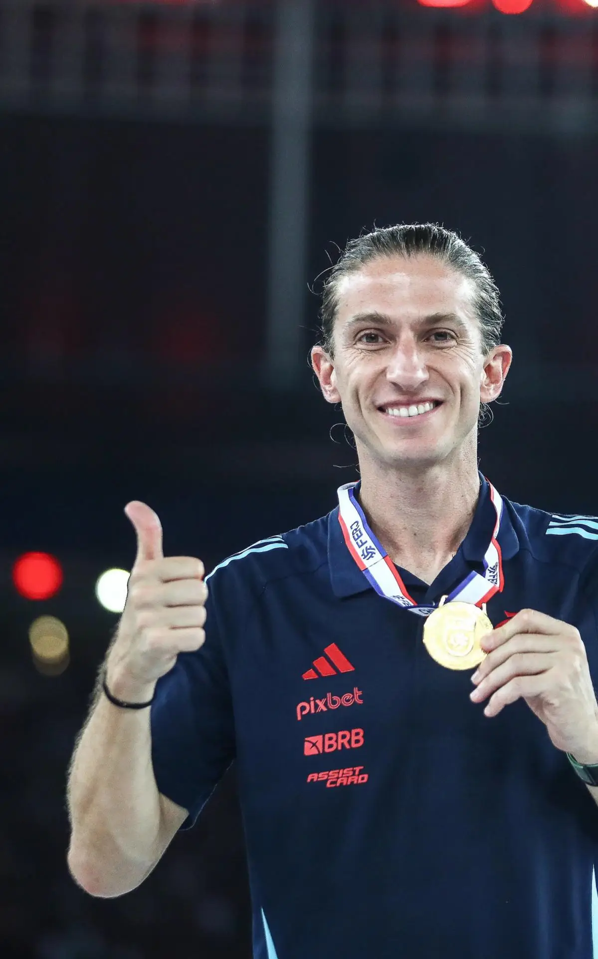 Filipe Luís com a medalha de campeão carioca