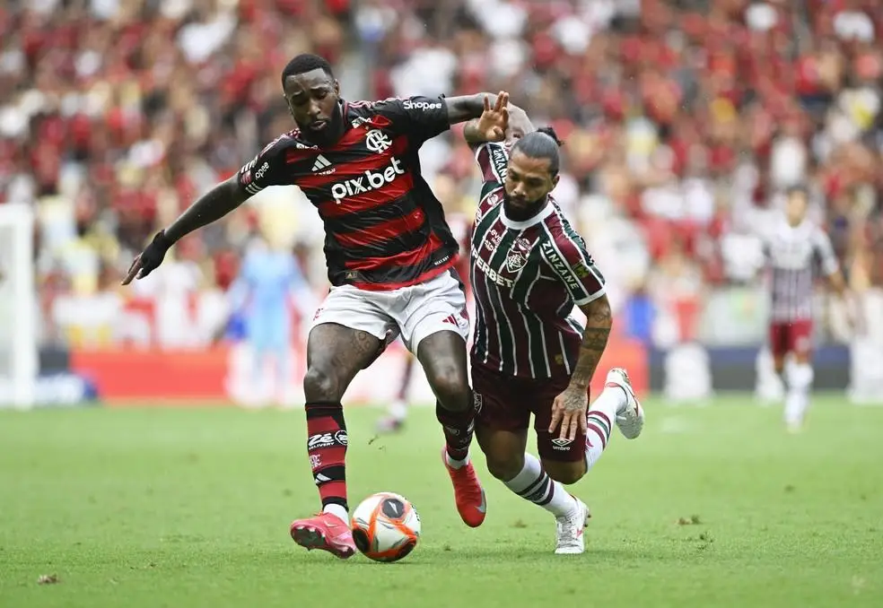 Gerson e Otávio disputam bola em Flamengo x Fluminense