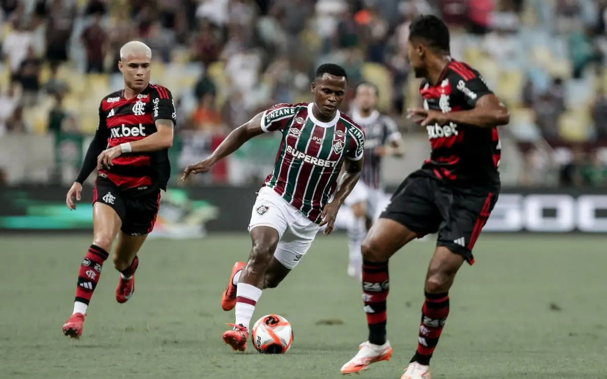 Jhon Arias teve trabalho com a marcação do Flamengo no primeiro jogo da final do Carioca