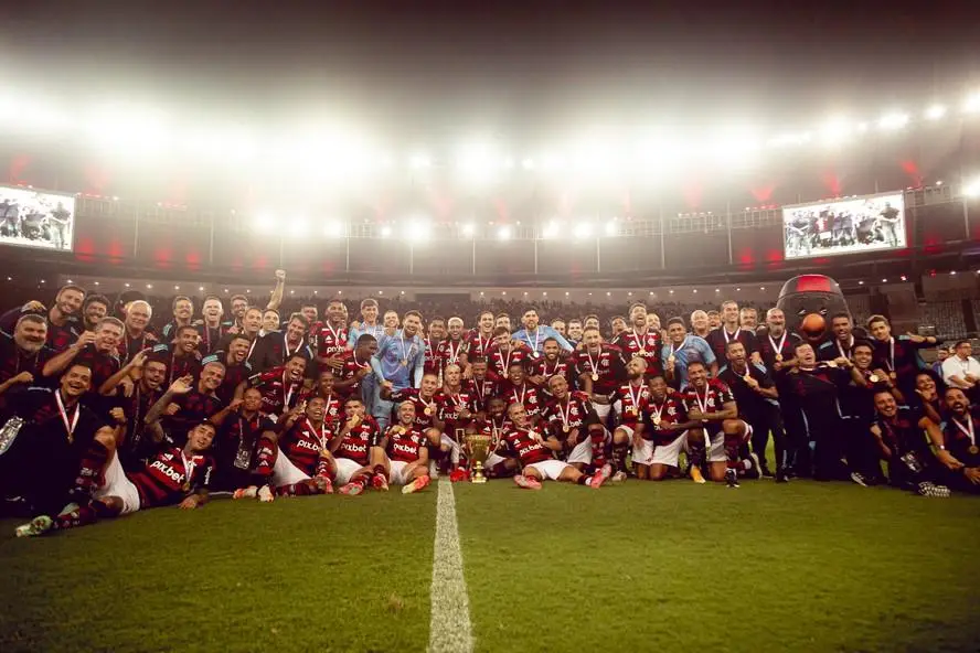 Jogadores do Flamengo comemoram o bicampeonato estadual