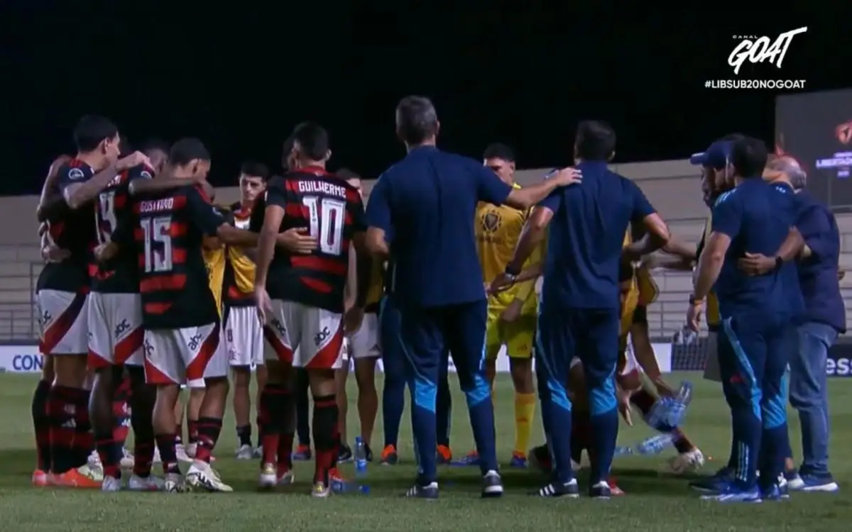 Jogadores e comissão técnica do Flamengo reunidos no gramado