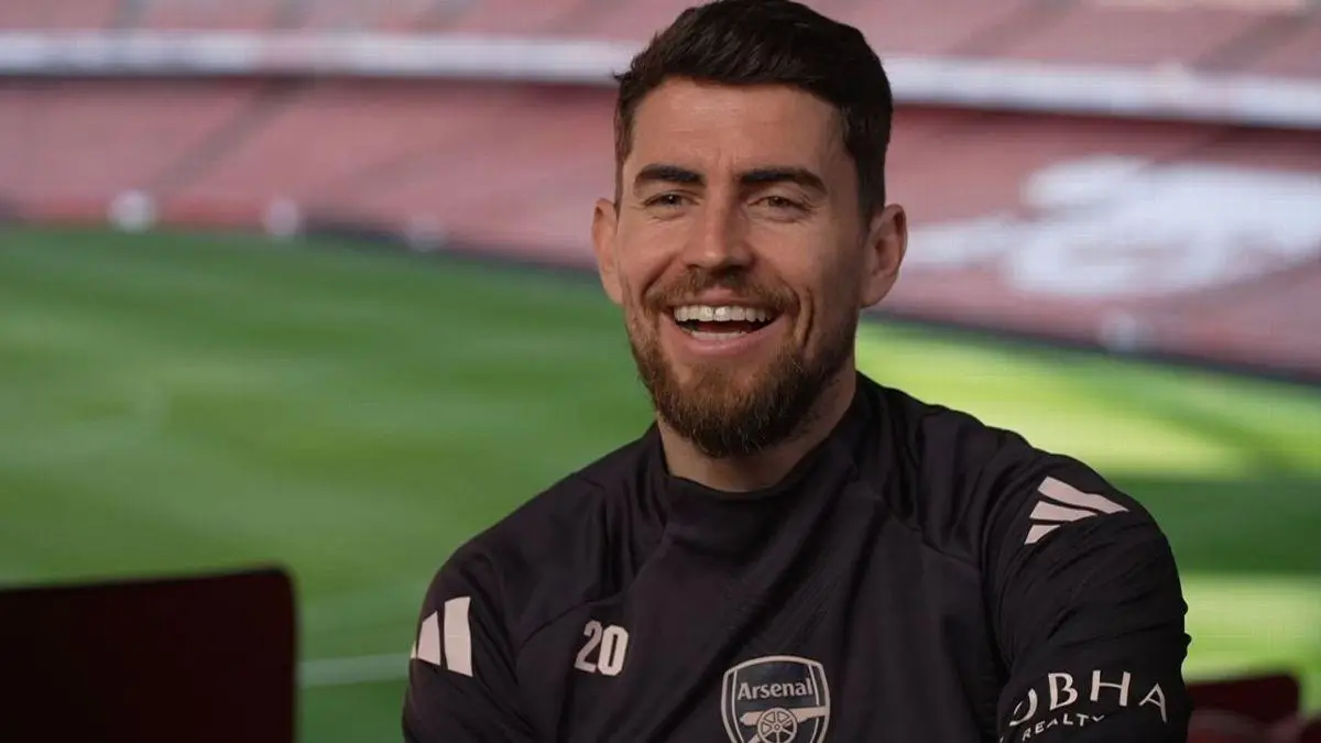 Jorginho, meio-campista do Arsenal, sorri em entrevista à ESPN