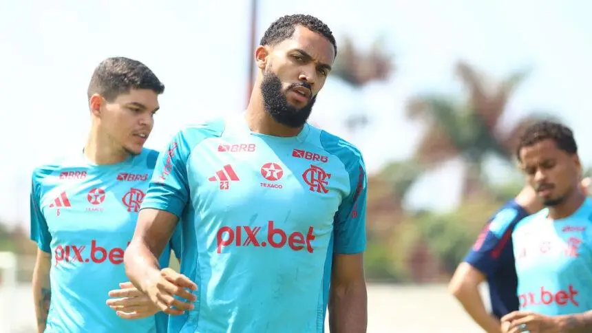 Juninho e Ayrton Lucas em treino do Flamengo.