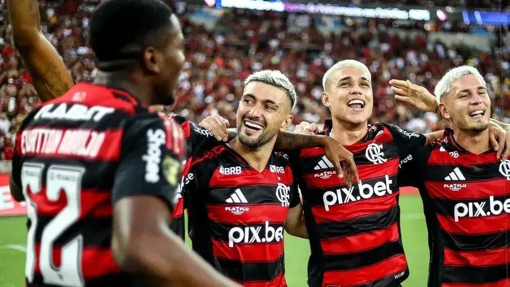 Luiz Araújo, entre Arrascaeta e Varela