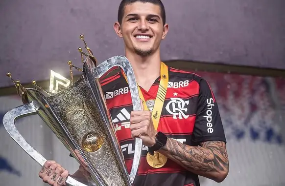 Pablo Lúcio, do Flamengo, com a taça da Supercopa (Foto: Reprodução / Arquivo Pessoal)