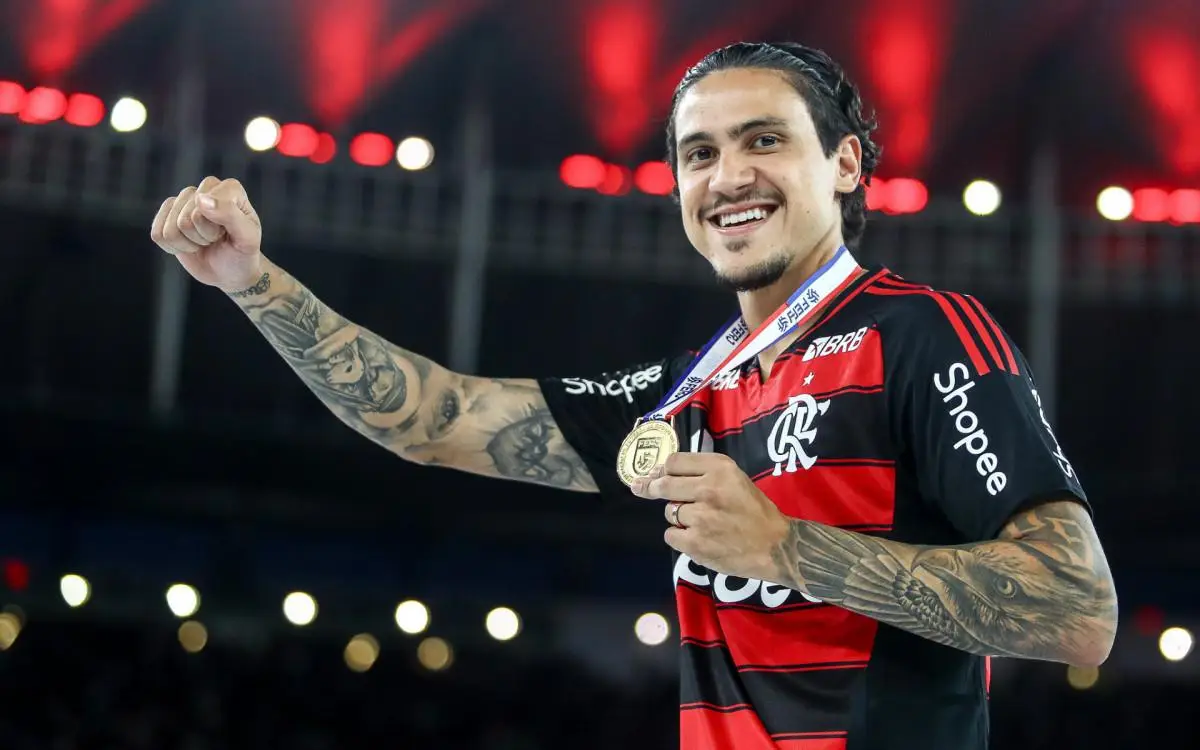 Pedro com a medalha de campeão do Carioca