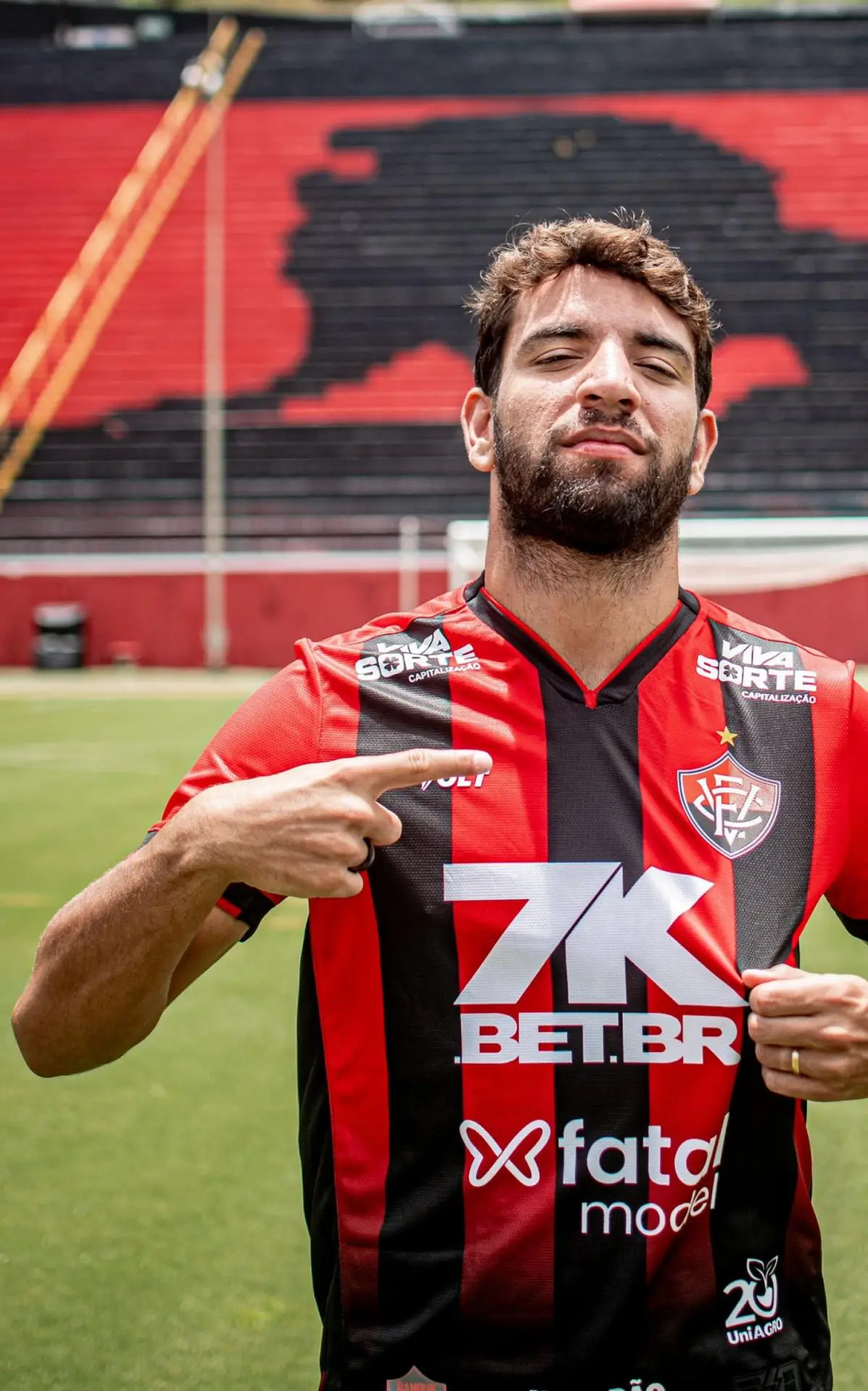 Pepê posa para a foto com a camisa do Vitória