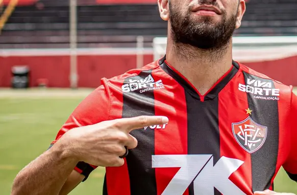 Pepê posa para a foto com a camisa do Vitória (Foto: Victor Ferreira/EC Vitória)