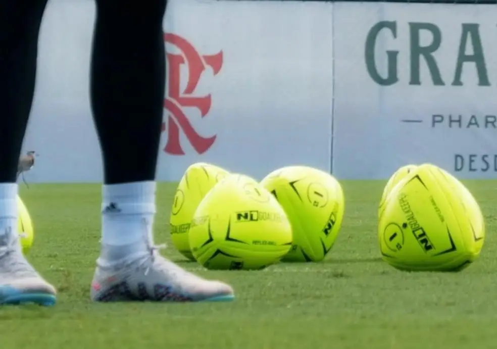 "Reflex-Ball", bola oval usada pelo Flamengo para os goleiros