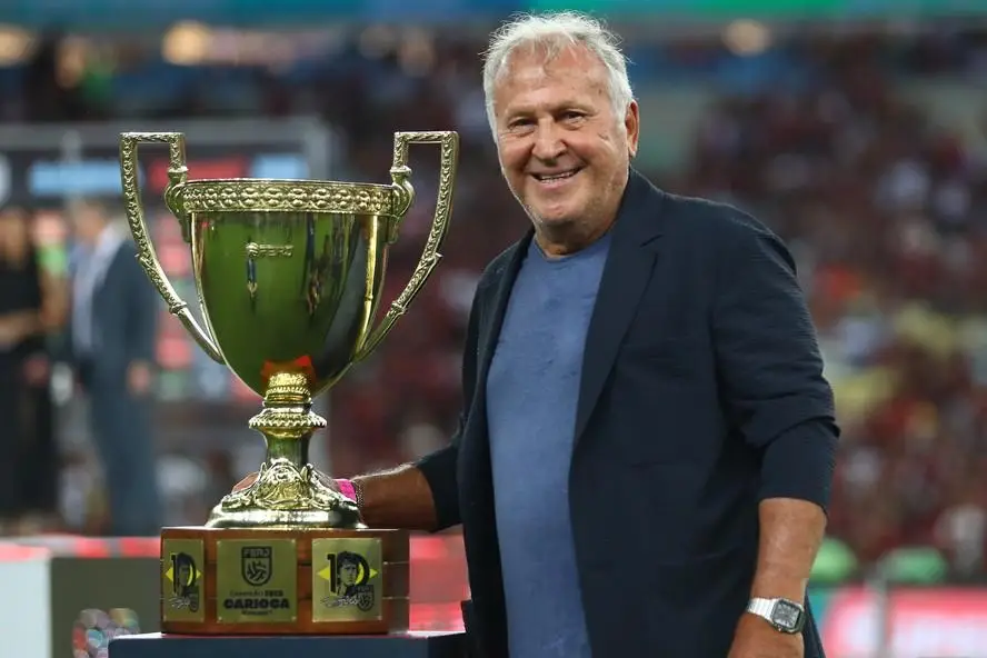 Taça do Campeonato Carioca foi batizada em homenagem a Zico