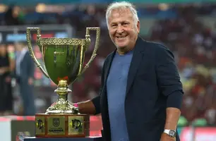 Taça do Campeonato Carioca foi batizada em homenagem a Zico (Foto: Gilvan de Souza/Flamengo)