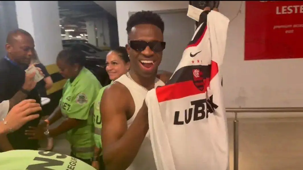 Vini Jr mostra camisa do Flamengo antes de final do Carioca