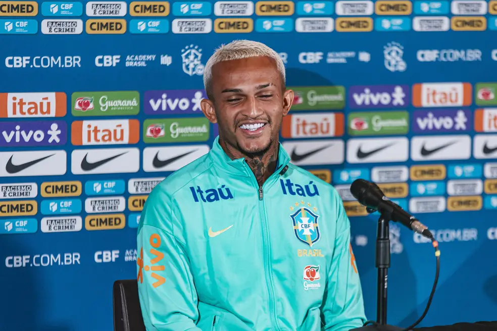 Wesley em entrevista coletiva pela seleção brasileira