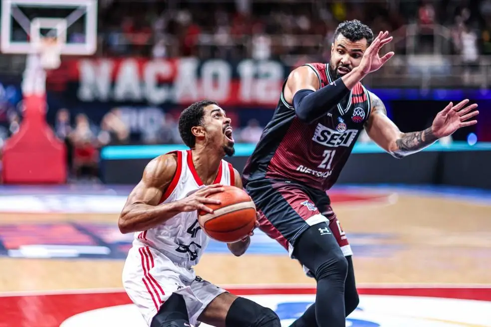 Alexey brilha pelo Flamengo na semifinal da Champions League de Basquete