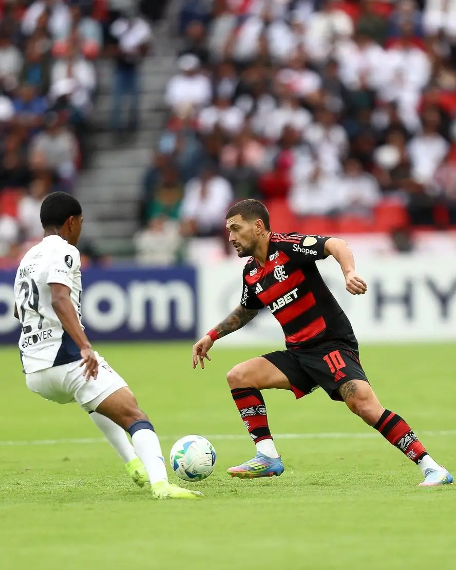 Arrascaeta tenta passar pelo adversário
